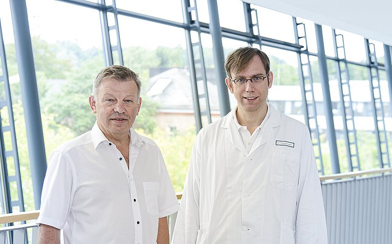 Prof. Dr. Jan Kremers und Dr. Huchzermeyer stehen zusammen