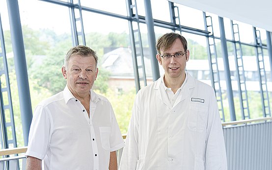Prof. Dr. Jan Kremers und Dr. Huchzermeyer stehen zusammen