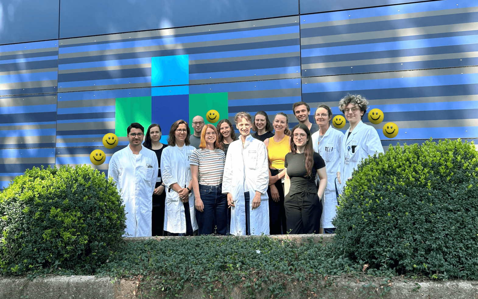 Gruppenbild der AG Hohberger vor den Kopfkliniken des Universitätsklinikums Erlangen. Zu sehen sind: PD Dr. Dr. Bettina Hohberger, Dr. Petra Lakatos, Alexander Smit, Astrid Kraus (nicht im Bild), Barbara Meerwald (nicht im Bild), Dr. Diogo Xavier Dias Nunes, Frank Birwe (nicht im Bild), Dr. Julia Schottenhamml, Dr. Jonathan Schmalenbach (nicht im Bild), Jakob Kunze (nicht im Bild), Dr. Kira Steinhorst, Lara Niewöhner, Leah Vogler (nicht im Bild), Lisanne Querbach (nicht im Bild), Marie Albrecht, Marlene Michaelis (nicht im Bild), Marlene Schlosser (nicht im Bild), Melanie Pflügner, Dr. Merle Flecks, Ronja Zwerenz (nicht im Bild), Sabrina Frank, Selina Maier (nicht im Bild), Stephanie Zellinger, Philipp Ott, Tabea Kunze (nicht im Bild), Thomas Knauer